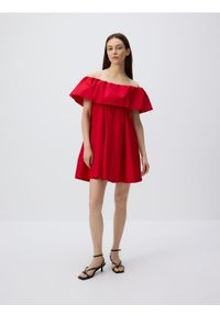 Reserved - Sukienka z odkrytymi ramionami - czerwony. Kolor: czerwony. Materiał: tkanina, bawełna. Typ sukienki: z odkrytymi ramionami #1