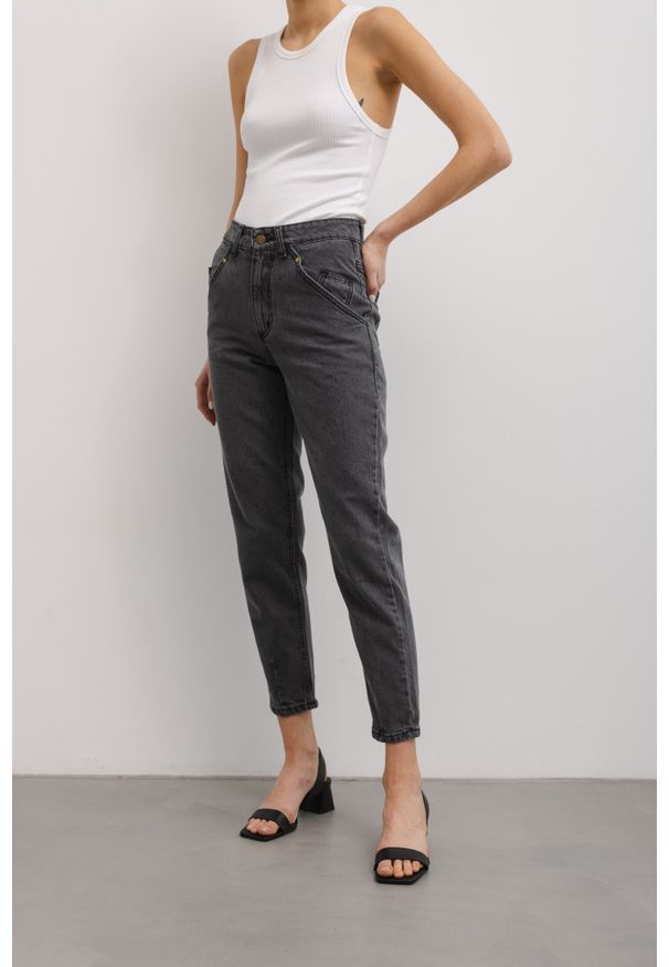 marsala-butik.pl - Spodnie jeansowe typu mom fit w kolorze GREY JEANS - JUST-L. Stan: podwyższony. Materiał: jeans. Wzór: gładki
