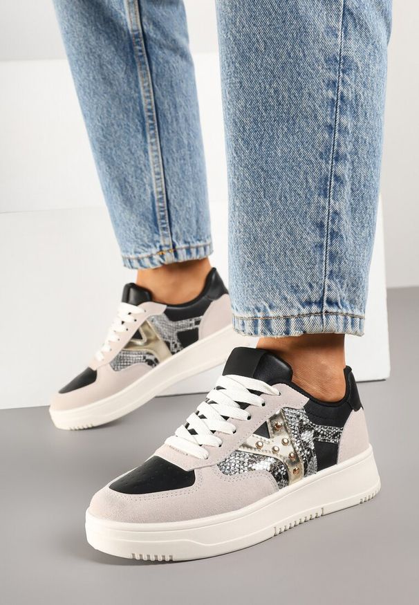 Renee - Czarno-Beżowe Sneakersy Zdobione Metaliczną Aplikacją i Imitacją Skóry Węża Sarivane. Zapięcie: sznurówki. Kolor: czarny. Materiał: skóra. Wzór: aplikacja. Sezon: lato, wiosna