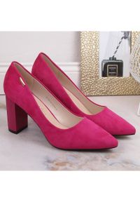 Czółenka zamszowe damskie na słupku fuksja T.Sokolski W23-402 różowe. Kolor: różowy. Materiał: zamsz. Obcas: na słupku #8