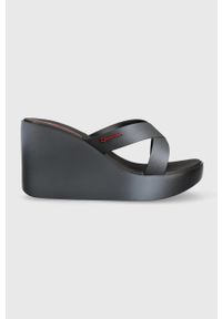 Ipanema klapki COLORE FEM damskie kolor czarny na koturnie 83423-AI975. Kolor: czarny. Obcas: na koturnie #1