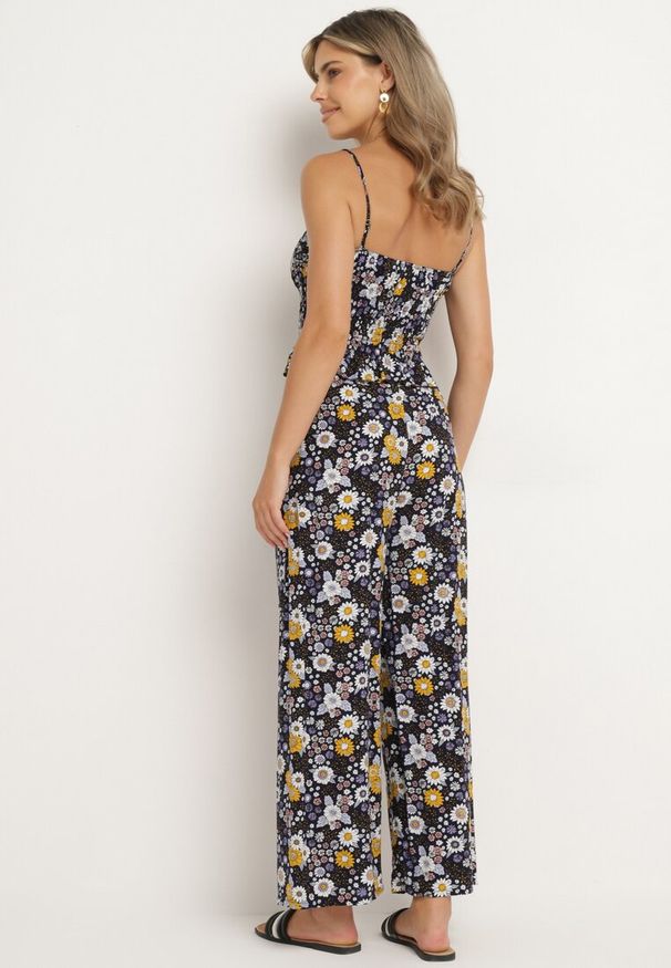 Born2be - Granatowy Bawełniany Komplet Top na Ramiączkach z Marszczeniami Spodnie z Gumką w Pasie Elaruth. Kolor: niebieski. Materiał: bawełna. Wzór: kwiaty