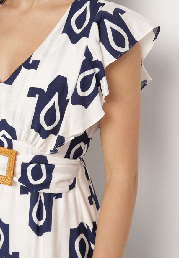 Born2be - Biało-Granatowa Sukienka z Wiskozy Ozdobiona Paskiem z Klamrą i Geometrycznym Wzorem Orivana. Okazja: na imprezę, na co dzień. Typ kołnierza: dekolt w kształcie V. Kolor: niebieski. Materiał: wiskoza. Wzór: geometria, aplikacja. Typ sukienki: proste. Styl: casual, elegancki