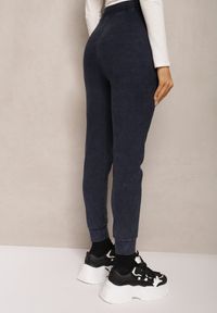 Renee - Granatowe Dresowe Spodnie Joggery z Bawełny z Gumką i Sznureczkiem w Talii Kaithira. Okazja: na co dzień. Kolor: niebieski. Materiał: dresówka, bawełna. Styl: elegancki, casual