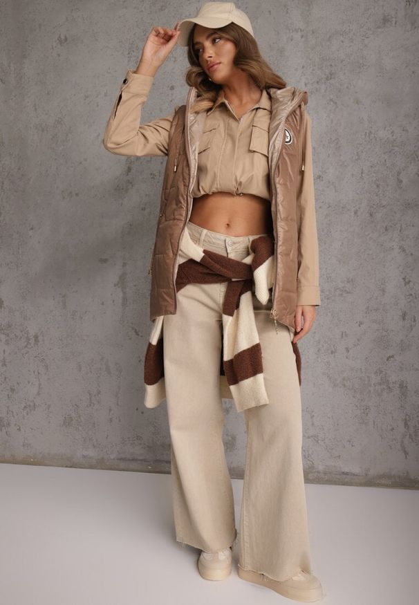 Renee - Szampańska Długa Kamizelka Pikowana z Nieodpinanym Kapturem Ozdobiona Naszywką Kasseda. Okazja: na co dzień. Kolor: złoty. Materiał: jeans, poliester. Długość: długie. Wzór: aplikacja. Styl: casual