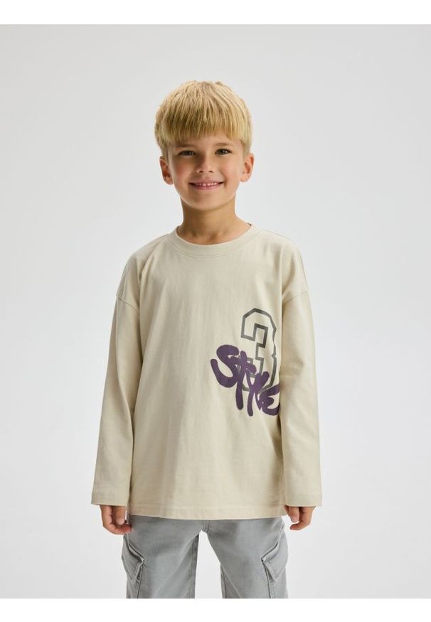 Reserved - Longsleeve z nadrukiem - beżowy. Kolor: beżowy. Materiał: dzianina, bawełna. Długość rękawa: długi rękaw. Wzór: nadruk