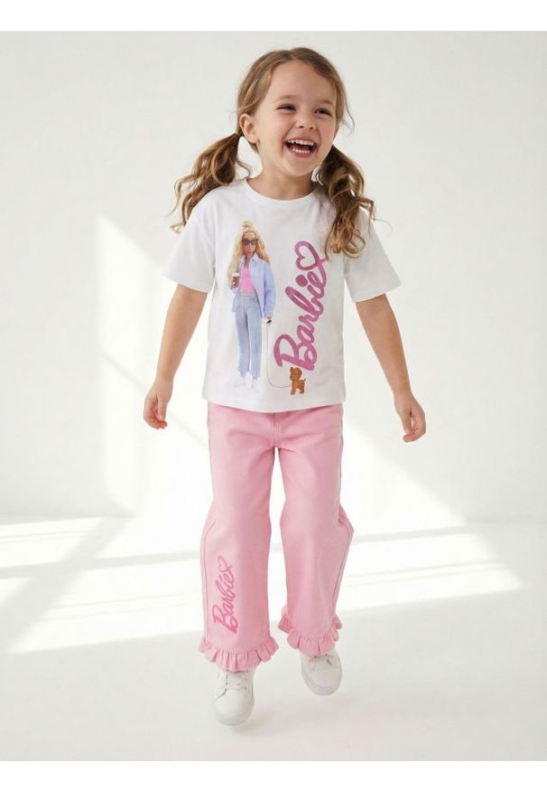 Sinsay - Jeansy wide leg z napisem Barbie - różowy. Kolor: różowy. Wzór: napisy