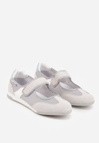 Renee - Szare Tenisówki Typu Sneakeriny Ozdobione Napisem Emirinne. Okazja: na co dzień. Zapięcie: rzepy. Kolor: szary. Wzór: aplikacja, napisy. Styl: casual, sportowy #3