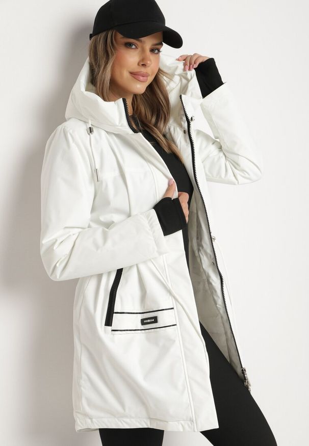 Born2be - Biała Kurtka Parka Zapinana na Napy Ściągana w Pasie Troczkami Arstilla. Okazja: na co dzień. Kolor: biały. Materiał: dzianina, jeans. Styl: elegancki, casual