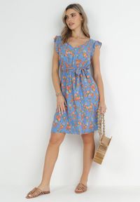 Born2be - Niebieska Sukienka z Gumką w Pasie z Wiskozy w Kwiaty Chrysa. Typ kołnierza: kołnierz z falbankami. Kolor: niebieski. Materiał: wiskoza. Wzór: kwiaty #2