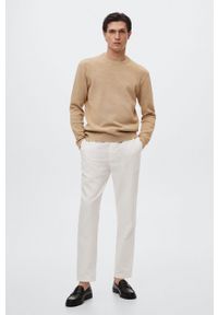 Mango Man sweter Antigua męski kolor beżowy lekki. Okazja: na co dzień. Kolor: beżowy. Materiał: włókno. Długość rękawa: długi rękaw. Długość: długie. Styl: casual