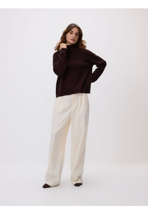 Reserved - Wełniany sweter z golfem - ciemnobrązowy. Typ kołnierza: golf. Kolor: brązowy. Materiał: wełna