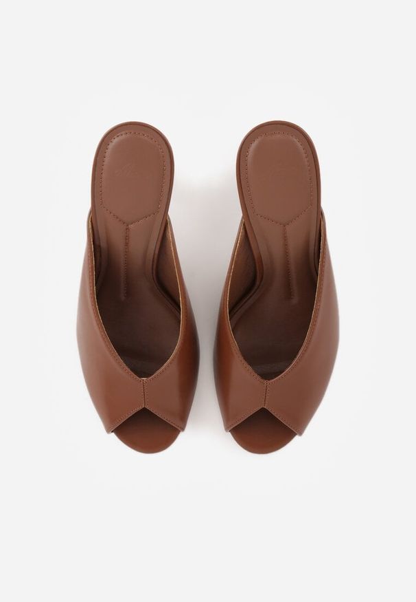 Renee - Brązowe Klapki na Szpilce z Wyciętą Cholewką Ariesona. Okazja: na co dzień, na imprezę. Kolor: brązowy. Materiał: jeans. Obcas: na szpilce. Styl: casual, elegancki, klasyczny