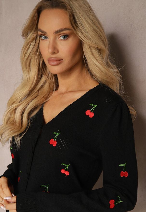 Renee - Czarny Kardigan Ozdobiony Haftem w Kształcie Wisienek Nirinia. Okazja: na co dzień. Kolor: czarny. Materiał: jeans. Wzór: aplikacja, haft. Styl: elegancki, casual
