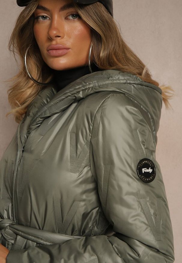 Renee - Zielona Pikowana Kurtka z Kapturem i Wiązanym Paskiem Elladie. Okazja: na co dzień. Typ kołnierza: kaptur. Kolor: zielony. Materiał: jeans, dzianina. Styl: casual