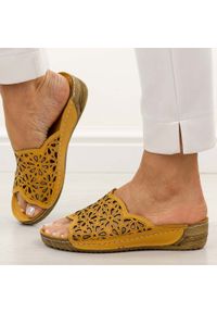 Musztardowe ażurowe skórzane klapki damskie T.Sokolski L225. Okazja: na spacer, na co dzień. Kolor: zielony. Materiał: skóra. Wzór: ażurowy. Sezon: wiosna, lato. Obcas: na koturnie. Styl: casual, klasyczny #1