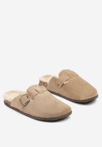 Born2be - Ciemnobeżowe Kapcie Chodaki na Korkowej Podeszwie z Paskiem i Klamrą Aponella. Okazja: do domu. Zapięcie: klamry. Kolor: beżowy. Materiał: jeans #4