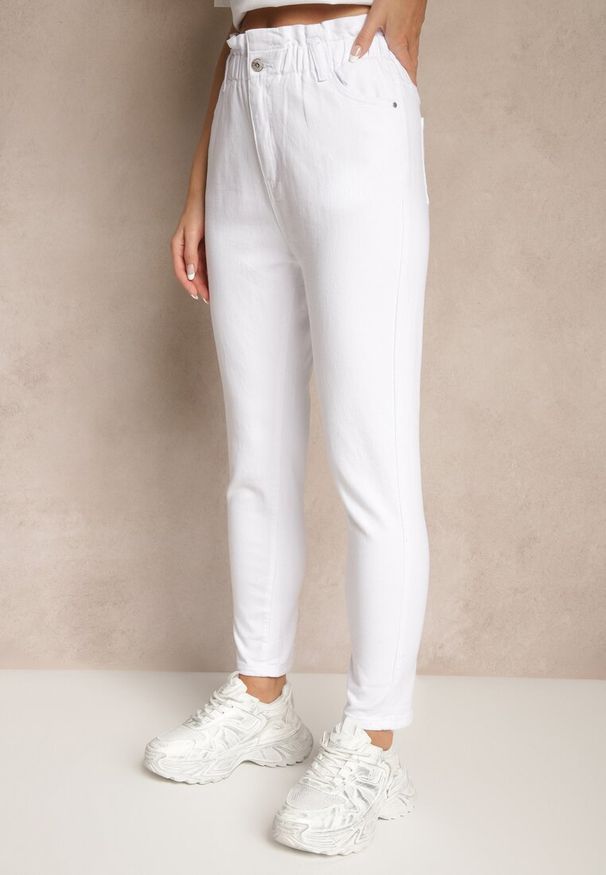 Renee - Białe Jeansy z Bawełny Mom Fit High Waist Folima. Okazja: na co dzień. Stan: podwyższony. Kolor: biały. Styl: klasyczny, casual