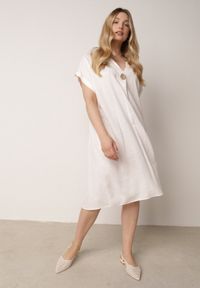 Born2be - Biała Pudełkowa Sukienka z Lnem i Wiskozą Zdobiona Metalicznym Guzikiem Phisoth. Okazja: do pracy, na co dzień, na spotkanie biznesowe. Kolekcja: plus size. Kolor: biały. Materiał: wiskoza, len. Wzór: aplikacja. Sezon: lato. Typ sukienki: proste, dla puszystych. Styl: elegancki, biznesowy, casual #2