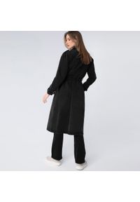 Wittchen - Damski płaszcz dżinsowy z paskiem czarny. Okazja: na co dzień. Kolor: czarny. Materiał: bawełna. Długość: długie. Wzór: paski. Sezon: wiosna. Styl: boho, casual, elegancki #2