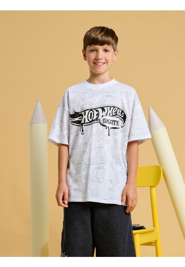 Sinsay - Koszulka Hot Wheels - biały. Kolor: biały. Materiał: bawełna. Wzór: nadruk
