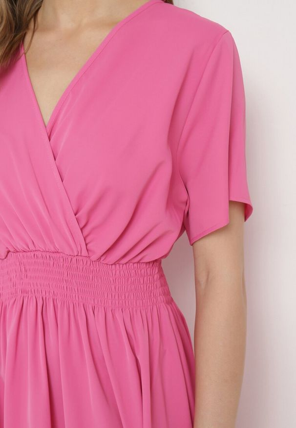 Born2be - Różowa Sukienka Długa o Rozkloszowanym Fasonie z Kopertowym Dekoltem Saliusa. Okazja: na co dzień. Kolor: różowy. Typ sukienki: kopertowe. Styl: casual, elegancki. Długość: maxi