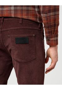 Wrangler - MESKIE SPODNIE SZTRUKSOWE WRANGLER GREENSBORO MAHOGANY 112370724. Materiał: sztruks #5