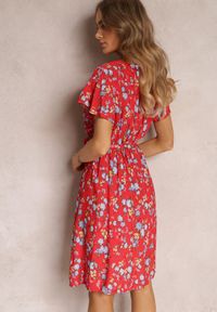 Renee - Czerwona Wiskozowa Sukienka Midi w Kwiaty z Gumką w Pasie i Materiałowym Paskiem Aidenia. Kolor: czerwony. Materiał: materiał, wiskoza. Wzór: kwiaty. Typ sukienki: kopertowe. Długość: midi #4