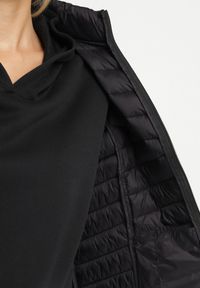 Born2be - Czarna Pikowana Kurtka Przejściowa z Kapturem Suritta. Okazja: na co dzień. Typ kołnierza: kaptur. Kolor: czarny. Materiał: jeans. Styl: klasyczny, casual, sportowy #2