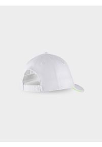 4f - Czapka z daszkiem strapback damska - biała. Kolor: biały. Materiał: syntetyk, elastan, materiał. Wzór: aplikacja, jednolity. Sezon: lato. Styl: casual, sportowy, klasyczny