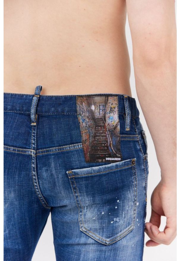 DSQUARED2 Niebieskie jeansy męskie sexy twist jean. Kolor: niebieski. Wzór: aplikacja