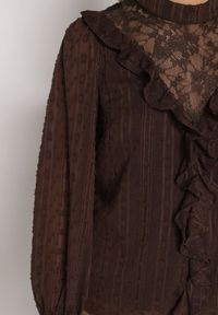 Born2be - Brązowa Bluzka Zdobiona Koronką Falbankami i Metaliczną Nicią Feralea. Okazja: na co dzień, do pracy, na spotkanie biznesowe. Typ kołnierza: kołnierz z falbankami. Kolor: brązowy. Materiał: koronka. Wzór: koronka, aplikacja. Styl: biznesowy, casual, elegancki #3