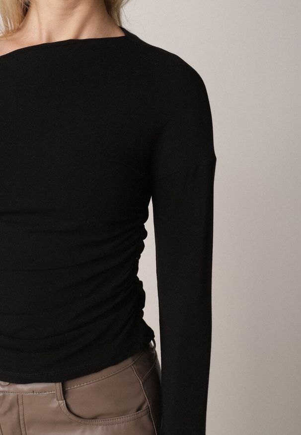 Born2be - Czarna Bluzka z Bawełną i Wiskozą Ozdobiona Marszczeniem Alexareo. Kolor: czarny. Materiał: wiskoza, bawełna. Wzór: aplikacja