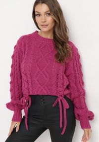 Born2be - Fuksjowy Klasyczny Sweter ze Ściągaczami i Ozdobnym Sznurowaniem Nabira. Kolor: różowy. Styl: klasyczny #1