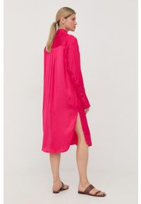 Birgitte Herskind sukienka kolor różowy midi oversize. Kolor: różowy. Materiał: guma, tkanina. Długość rękawa: długi rękaw. Typ sukienki: oversize. Długość: midi
