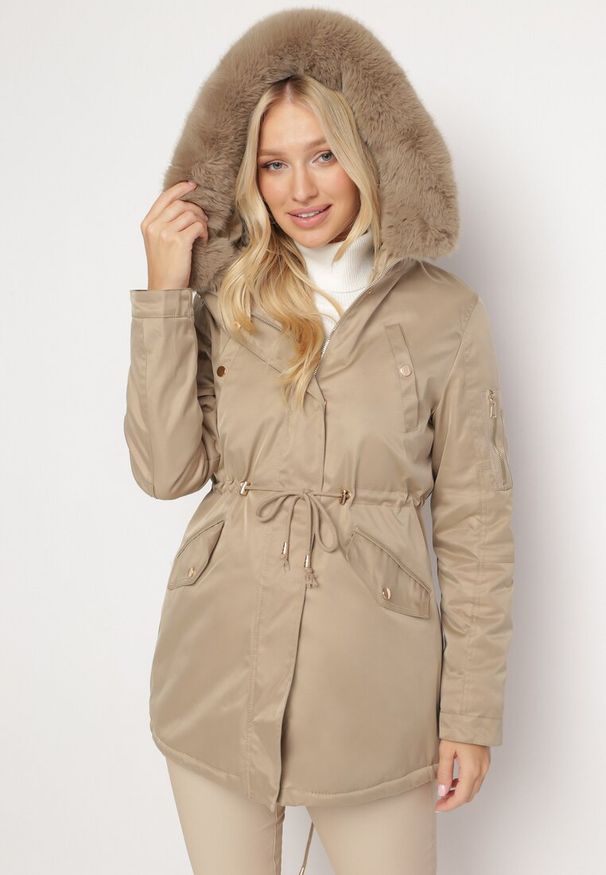 Born2be - Beżowa Kurtka Parka ze Ściągaczem i Kapturem z Futerkiem Kathateia. Kolor: beżowy. Materiał: futro. Sezon: zima
