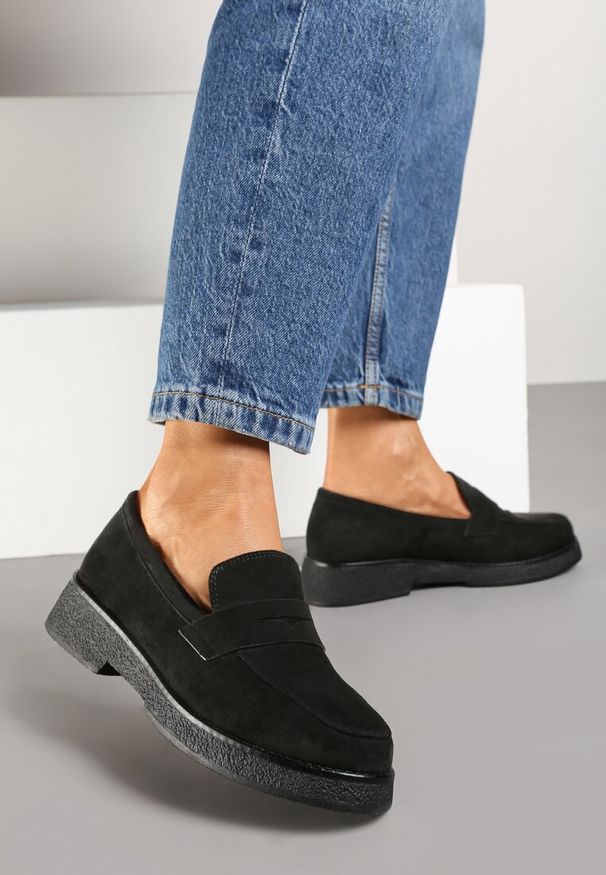 Born2be - Czarne Płaskie Mokasyny Ozdobione Paskiem Ravaluna. Okazja: na co dzień. Zapięcie: pasek. Kolor: czarny. Materiał: jedwab, jeans. Wzór: aplikacja. Styl: elegancki, casual
