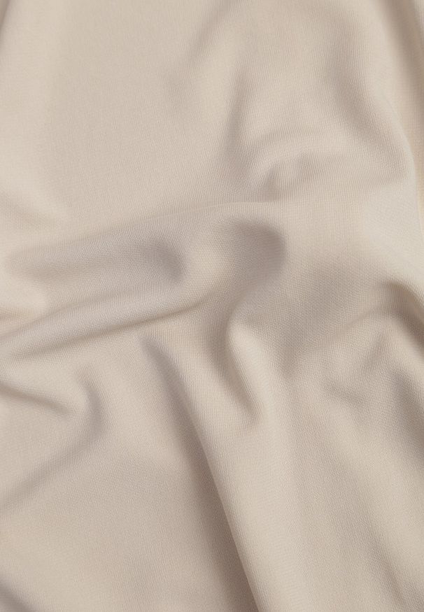 Born2be - Jasnobeżowa Dopasowana Sukienka z Krótkim Rękawem i Poduszkami na Ramionach z Rozcięciem Fionella. Kolor: beżowy. Długość rękawa: krótki rękaw. Styl: elegancki