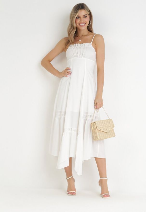 Born2be - Biała Maxi Rozkloszowana Sukienka ze Zdobieniami z Koronki i Troczkiem Elenime. Kolor: biały. Materiał: koronka. Długość rękawa: na ramiączkach. Wzór: aplikacja, koronka. Długość: maxi