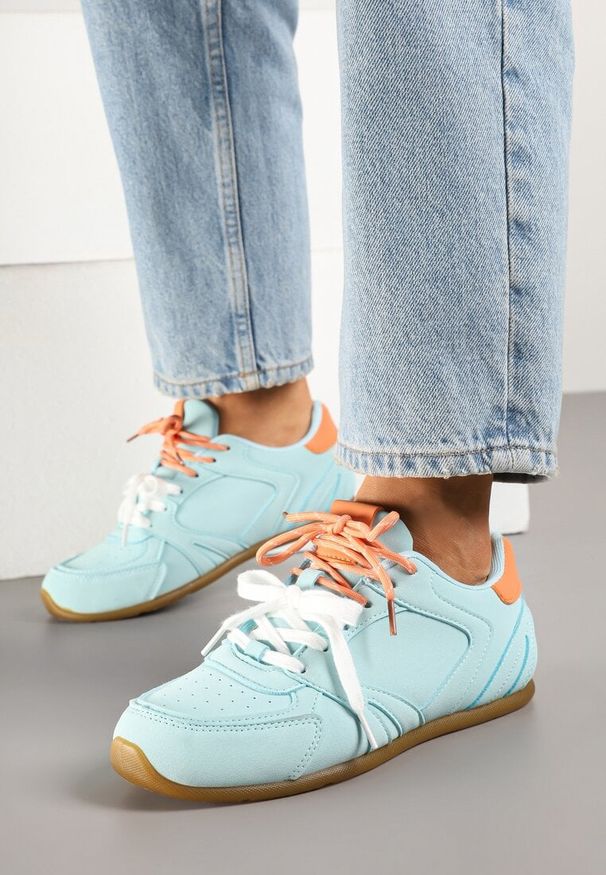 Renee - Jasnoniebieskie Sneakersy Ozdobione Przeszyciami i Podwójnym Sznurowaniem Telisaria. Okazja: na co dzień. Zapięcie: sznurówki. Kolor: niebieski. Materiał: jeans. Wzór: aplikacja
