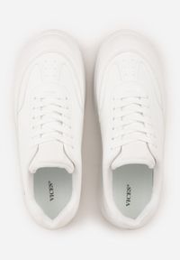 Renee - Białe Sneakersy VICES na Platformie z Ozdobnym Noskiem Attis. Nosek buta: okrągły. Zapięcie: sznurówki. Kolor: biały. Materiał: skóra, zamsz. Obcas: na platformie. Wysokość obcasa: średni #9