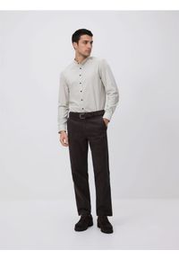 Reserved - Koszula slim fit ze stójką - beżowy. Typ kołnierza: kołnierzyk stójkowy. Kolor: beżowy. Materiał: tkanina, bawełna