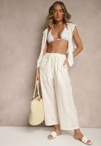 Renee - Jasnobeżowe Spodnie High Waist z Bawełnianej Tkaniny Zdobionej Haftem Mevirona. Okazja: na co dzień. Stan: podwyższony. Kolor: beżowy. Materiał: bawełna, tkanina. Wzór: haft, aplikacja. Styl: casual, elegancki