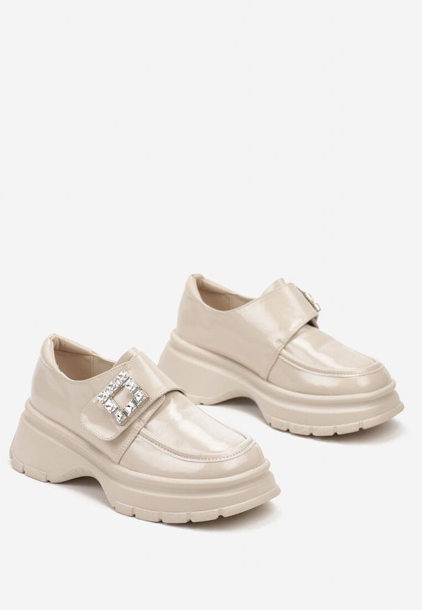 Born2be - Beżowe Lakierowane Półbuty na Grubej Podeszwie z Cyrkoniami Lobene. Okazja: na spotkanie biznesowe. Zapięcie: rzepy. Kolor: beżowy. Materiał: lakier. Styl: elegancki, klasyczny, biznesowy