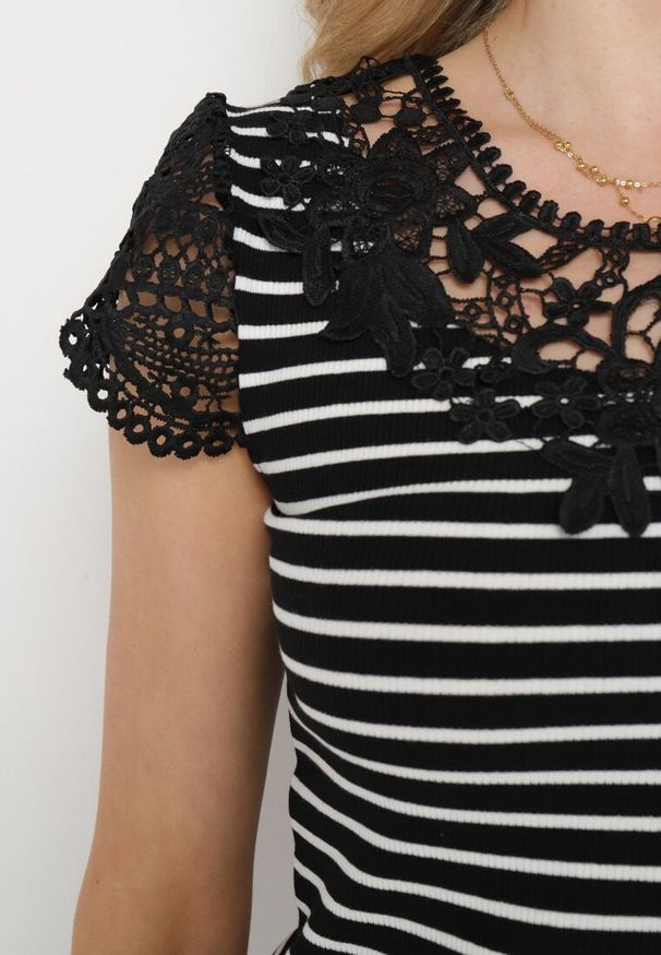 Born2be - Czarny Bawełniany T-shirt z Prążkowanego Materiału z Koronkowym Dekoltem i Rękawkami Hyacintia. Okazja: na randkę, na co dzień. Kolor: czarny. Materiał: materiał, prążkowany, koronka, bawełna. Długość rękawa: krótki rękaw. Długość: krótkie. Styl: casual