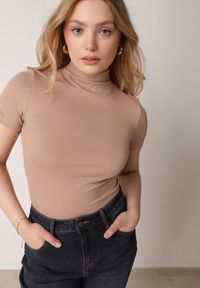 Born2be - Beżowy Dopasowany T-shirt z Wiskozy z Golfem Isovera. Okazja: do pracy, na spotkanie biznesowe. Typ kołnierza: golf. Kolor: beżowy. Materiał: wiskoza. Długość rękawa: krótki rękaw. Długość: krótkie. Wzór: aplikacja. Styl: biznesowy, elegancki #1