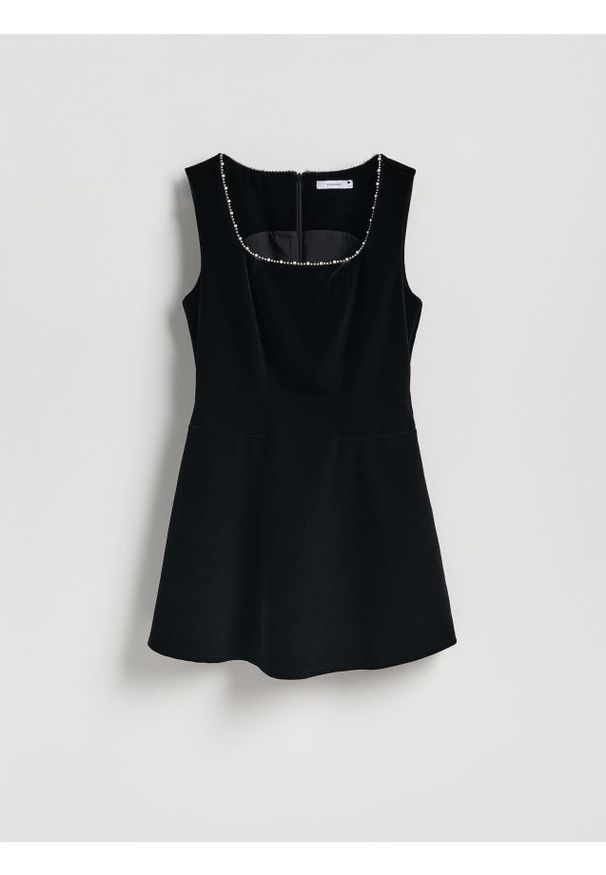 Reserved - Sukienka mini ze zdobieniem - czarny. Kolor: czarny. Materiał: tkanina. Wzór: aplikacja. Długość: mini
