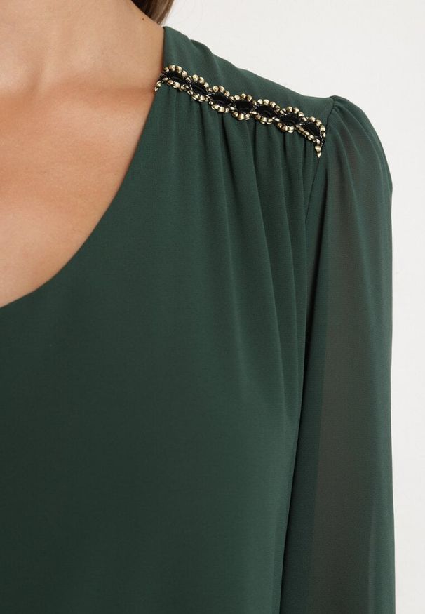 Born2be - Ciemnozielona Sukienka z Wiskozą o Prostym Kroju z Bufiastymi Rękawami i Falbanką u Dołu Ilila. Okazja: na co dzień. Typ kołnierza: dekolt w serek. Kolor: zielony. Materiał: wiskoza. Typ sukienki: proste. Styl: wizytowy, klasyczny, casual, elegancki