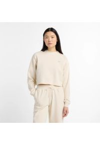 Bluza damska New Balance WT51514LIN – beżowa. Kolor: beżowy. Materiał: poliester, dresówka, materiał, bawełna, prążkowany. Wzór: aplikacja. Styl: klasyczny