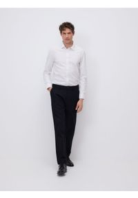 Reserved - Elegancka koszula super slim - biały. Kolor: biały. Materiał: bawełna, tkanina. Styl: elegancki #1